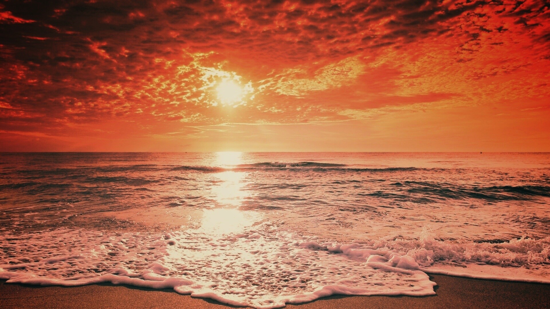 Берег моря в лучах заката обои