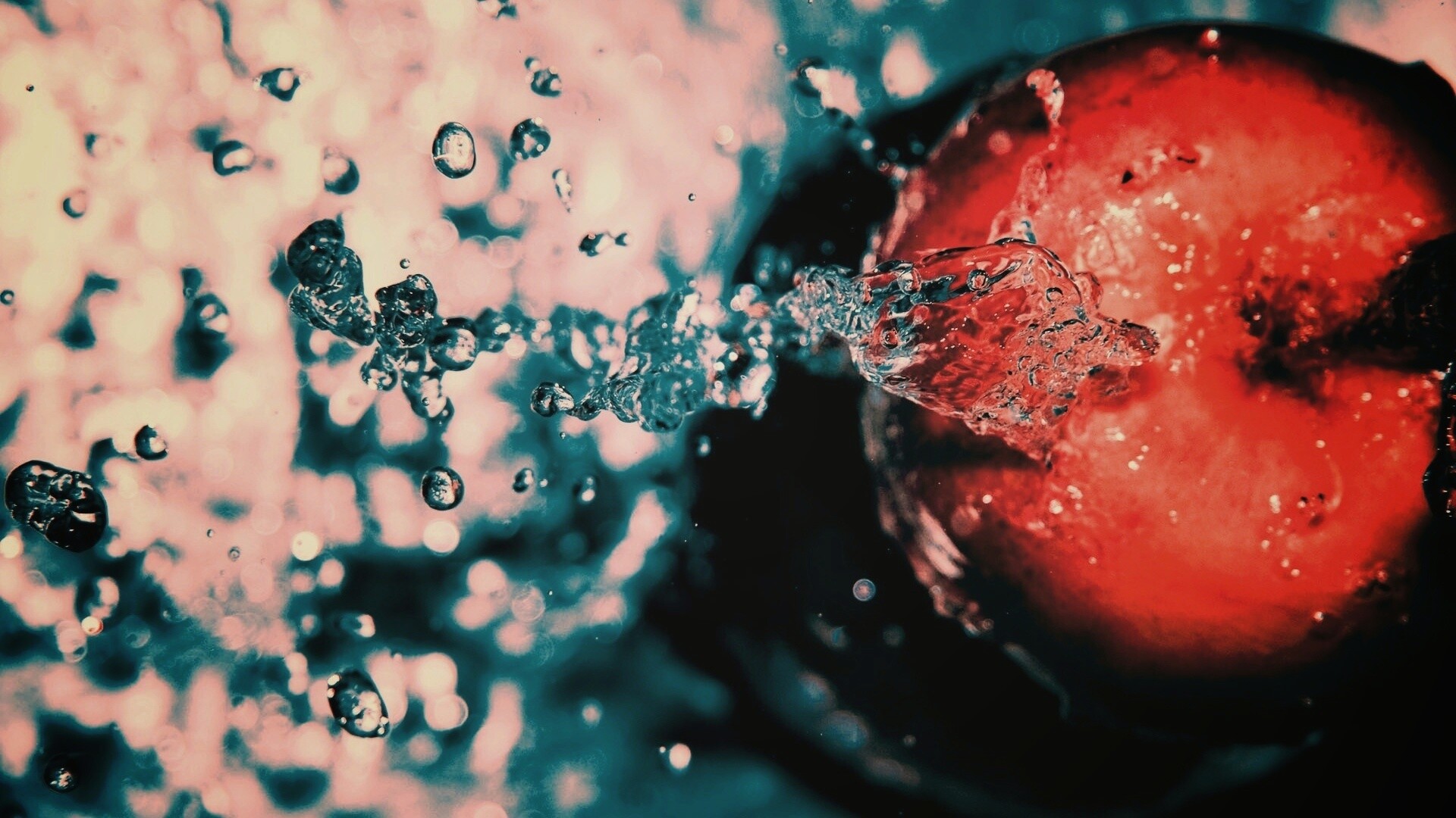 Брызги на яблоке обои