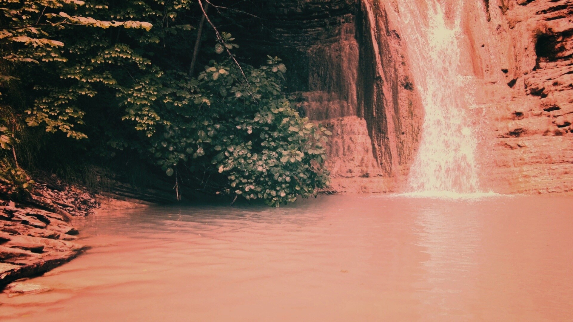 У водопада обои