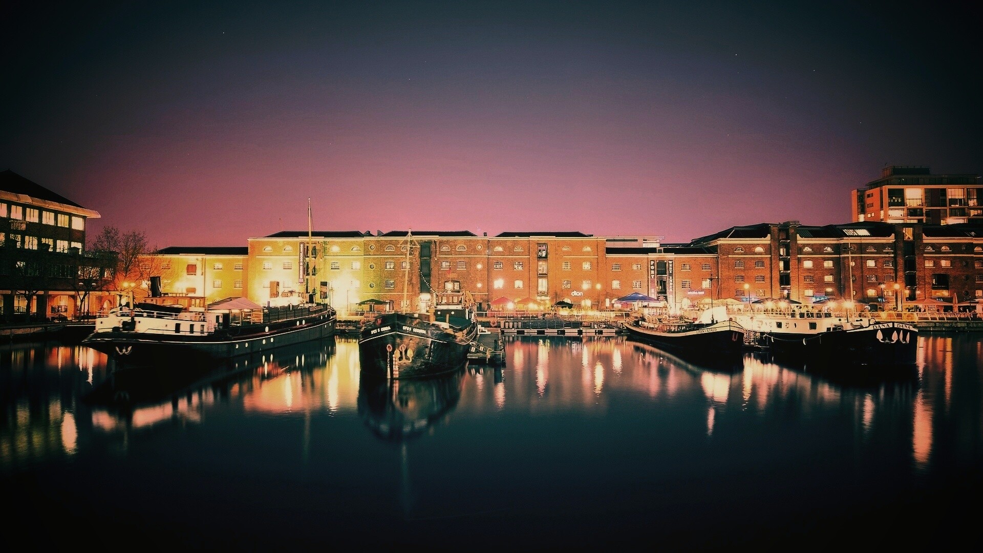 Корабли на спокойной воде обои