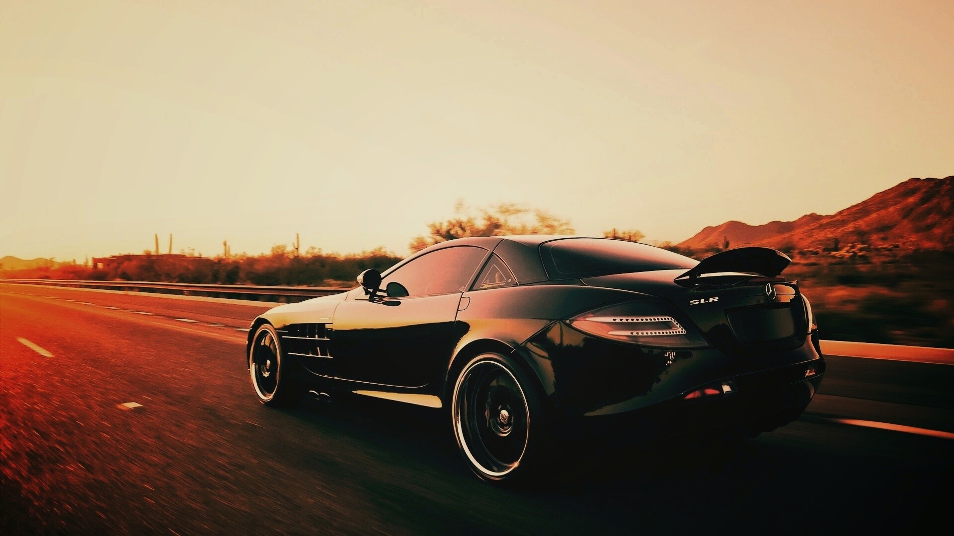 Черный автомобиль уезжает в закат обои