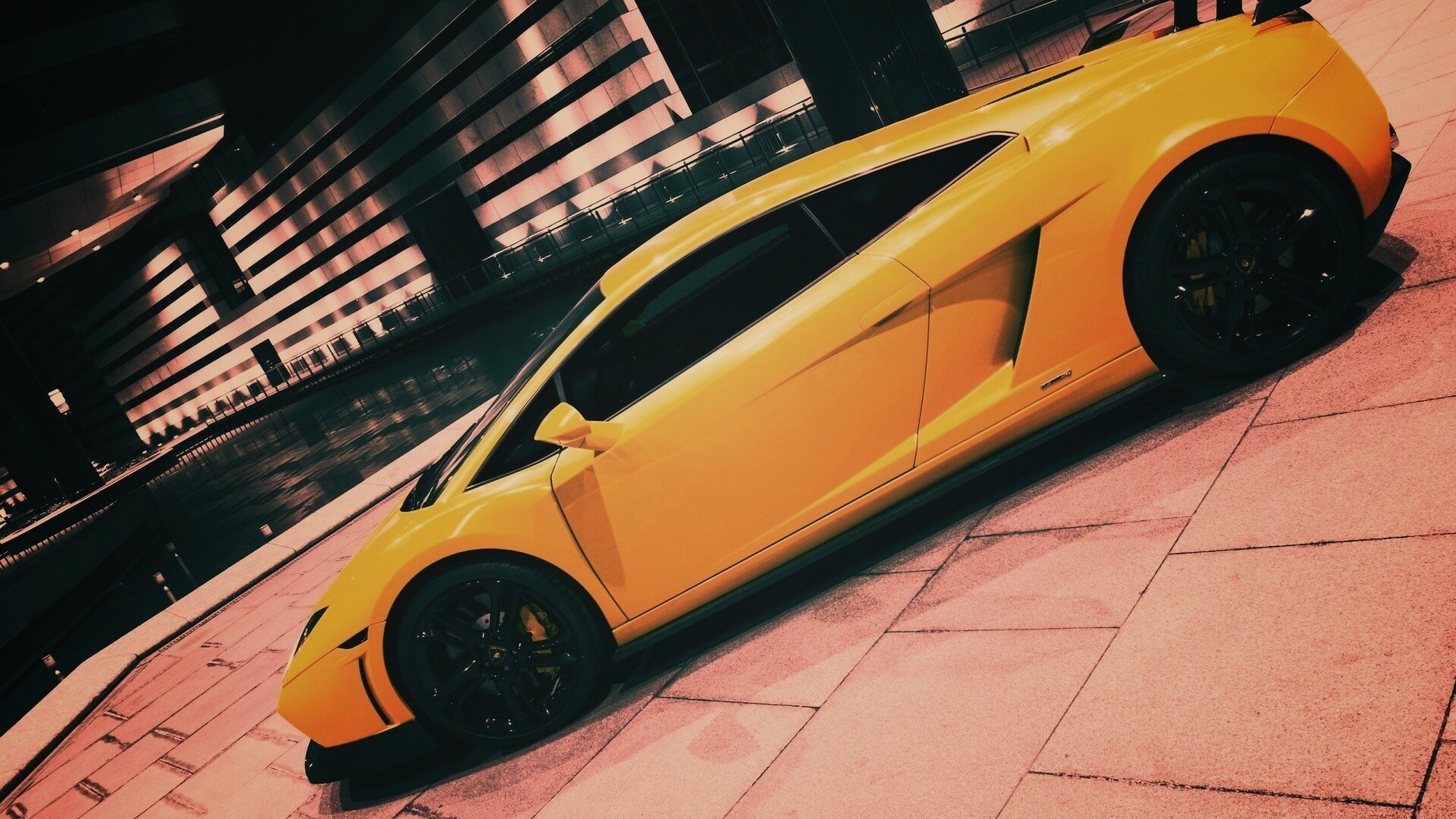 Желтая ламборджини в автосалоне обои