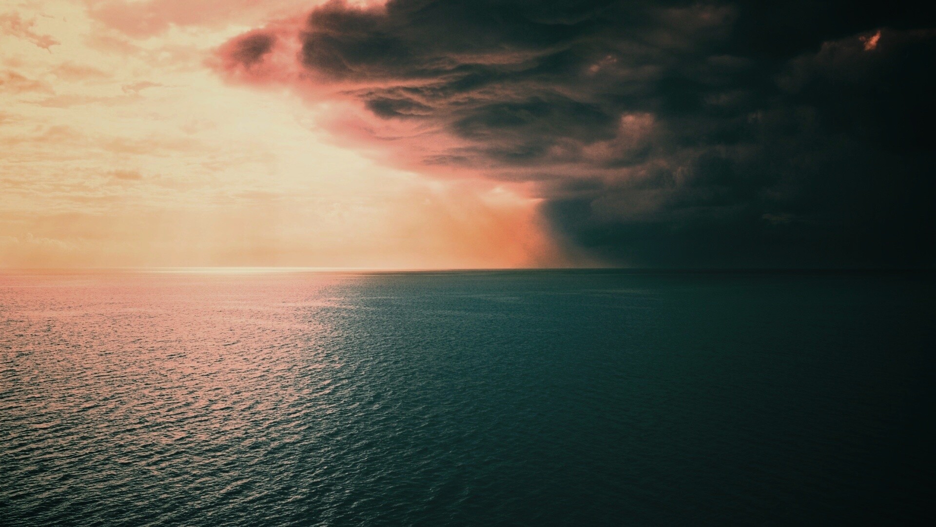 Синее море и грозные тучи обои