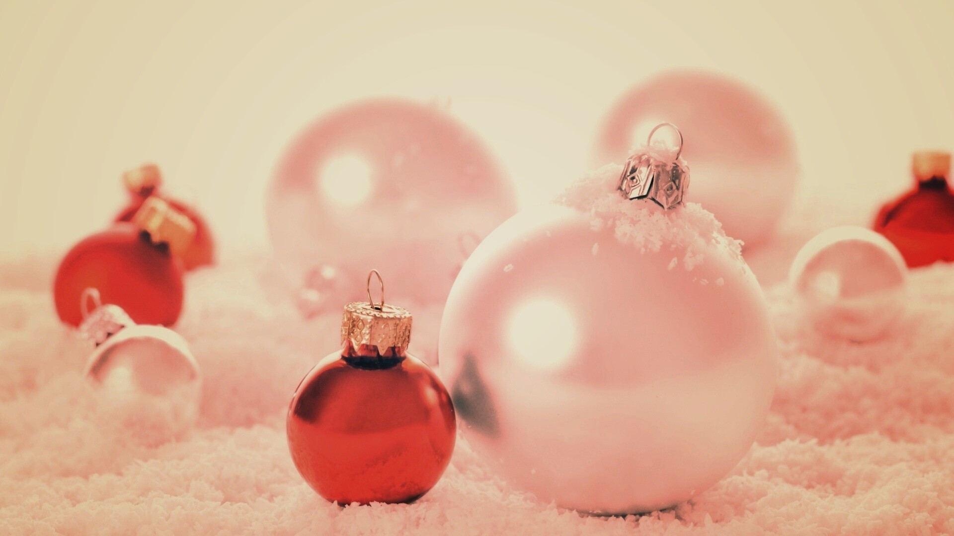 Красно-белые игрушки  обои