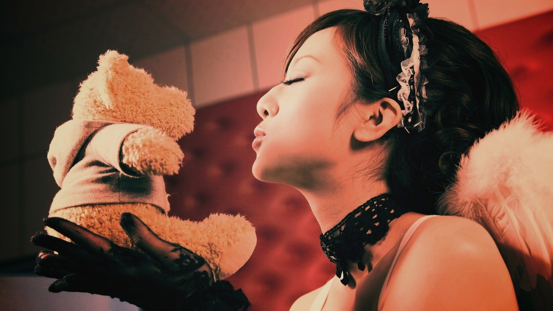 Азиатка любит медвежонка обои