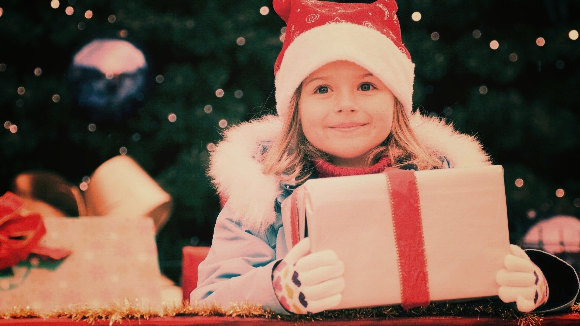 Ребенок с подарком обои