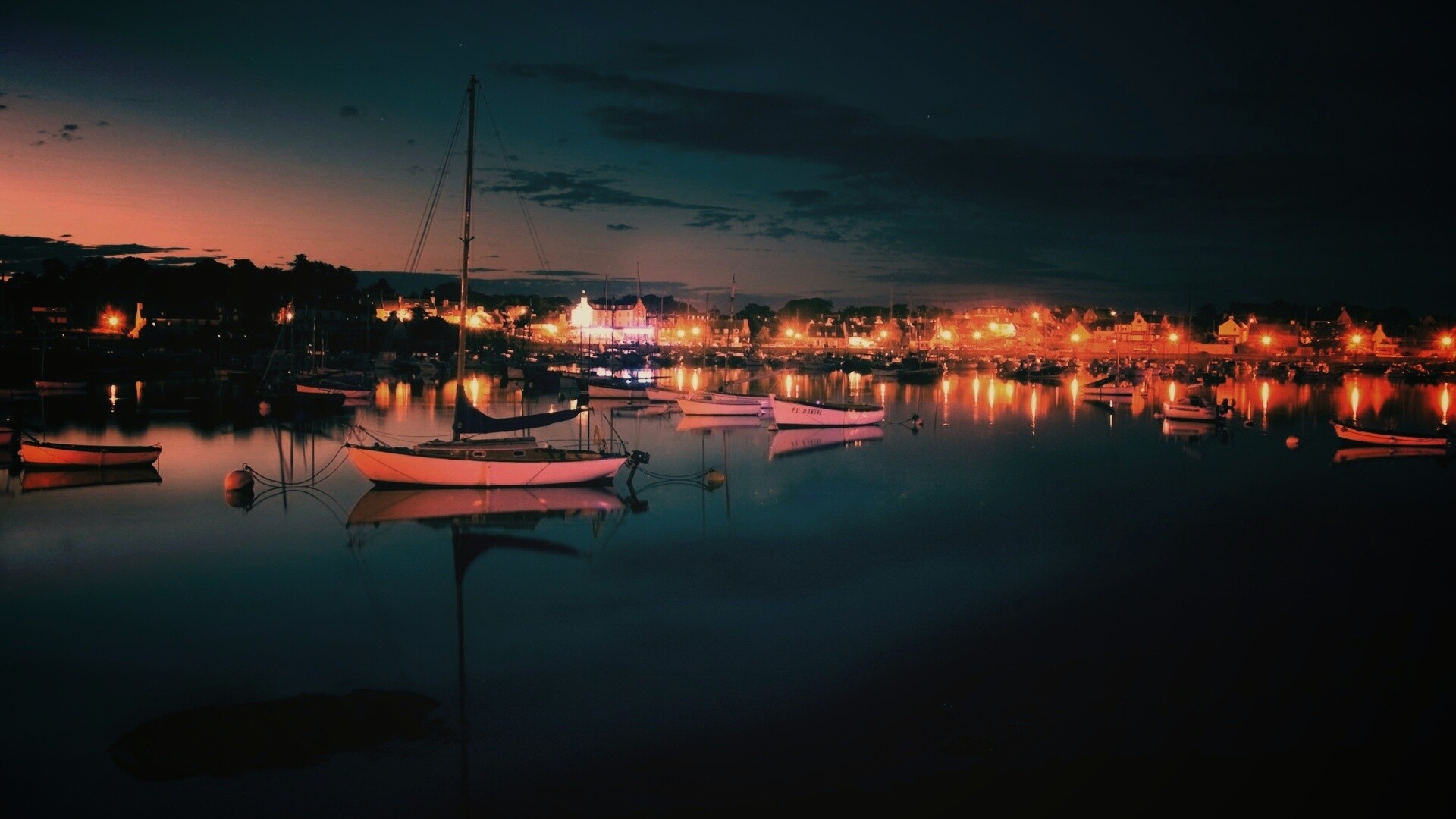 Лодки на вечерней воде обои