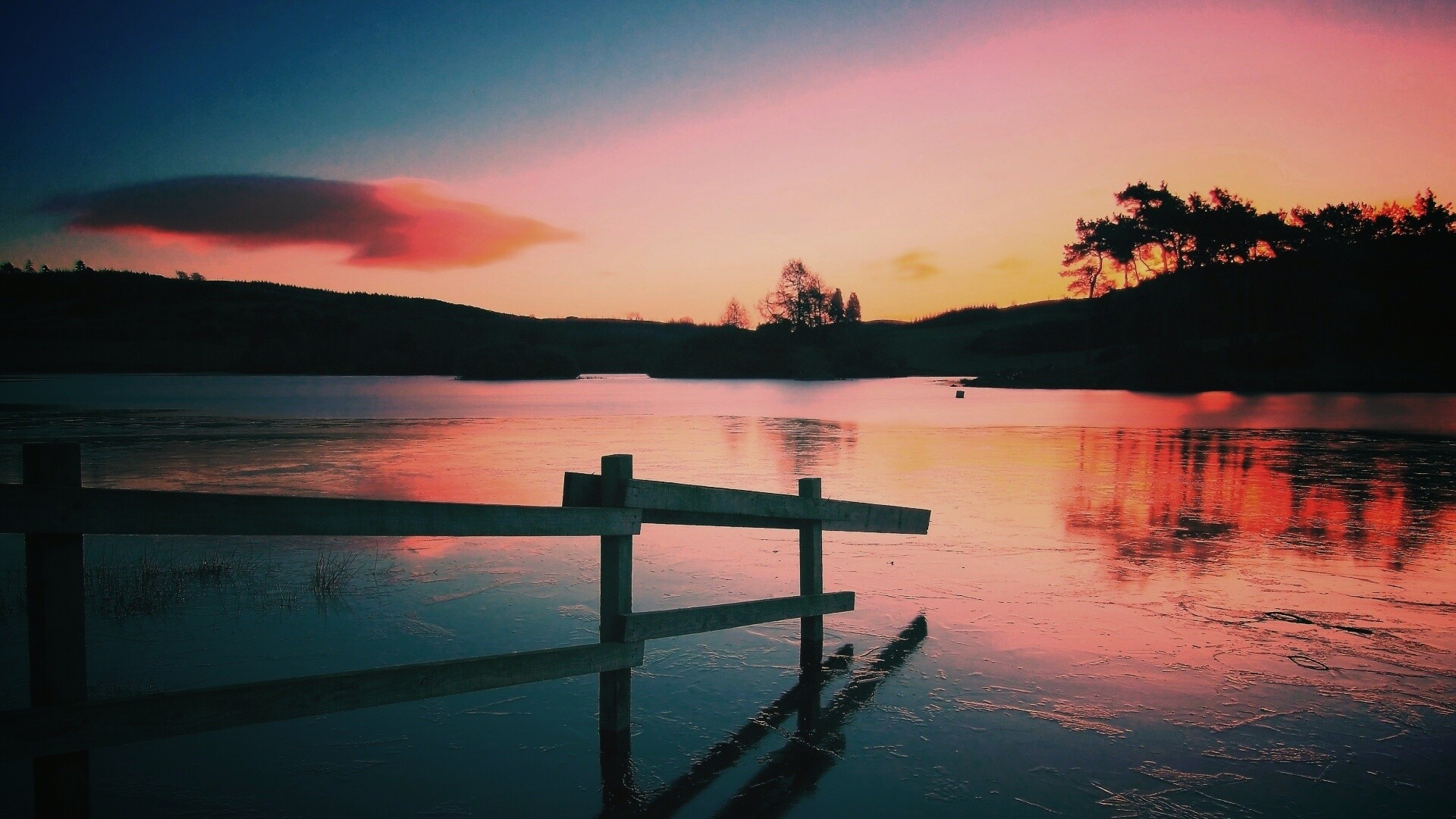 Красивый закат на озере обои