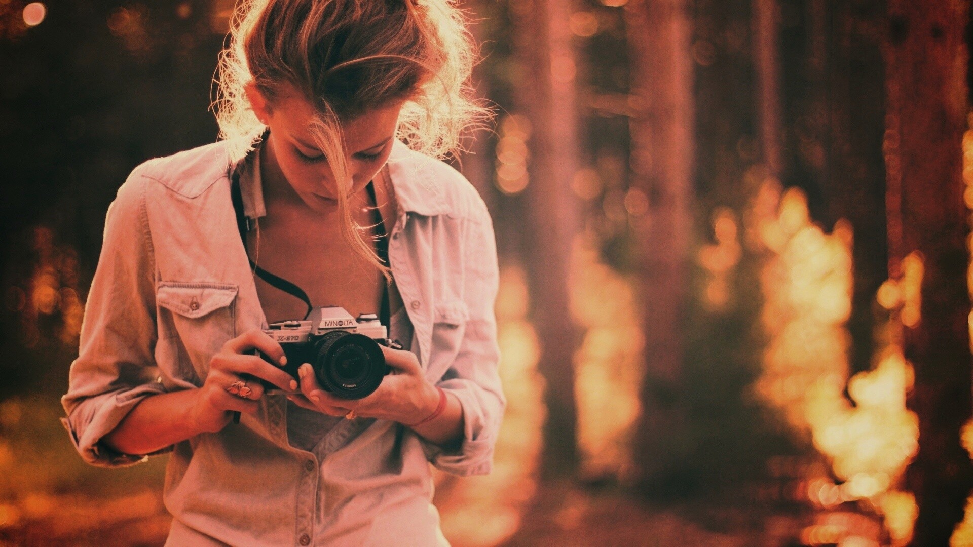 Девушка-фотограф обои