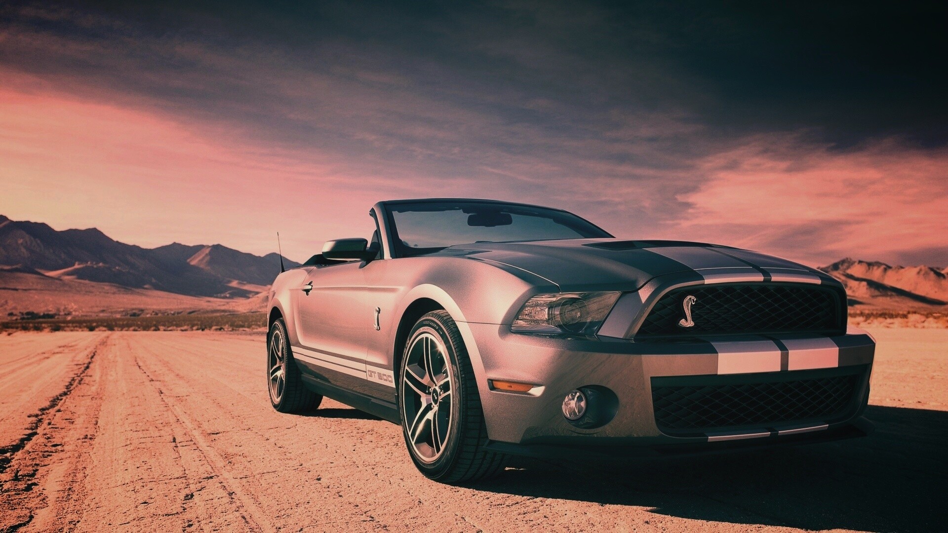 Ford Mustang на фоне гор обои