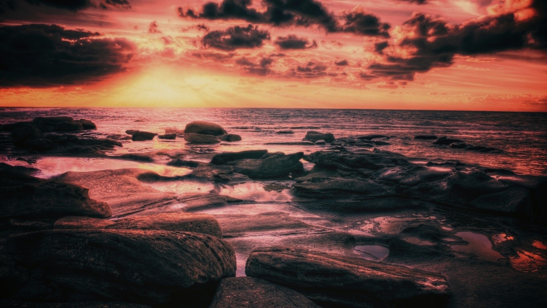 Каменистый берег на закате обои