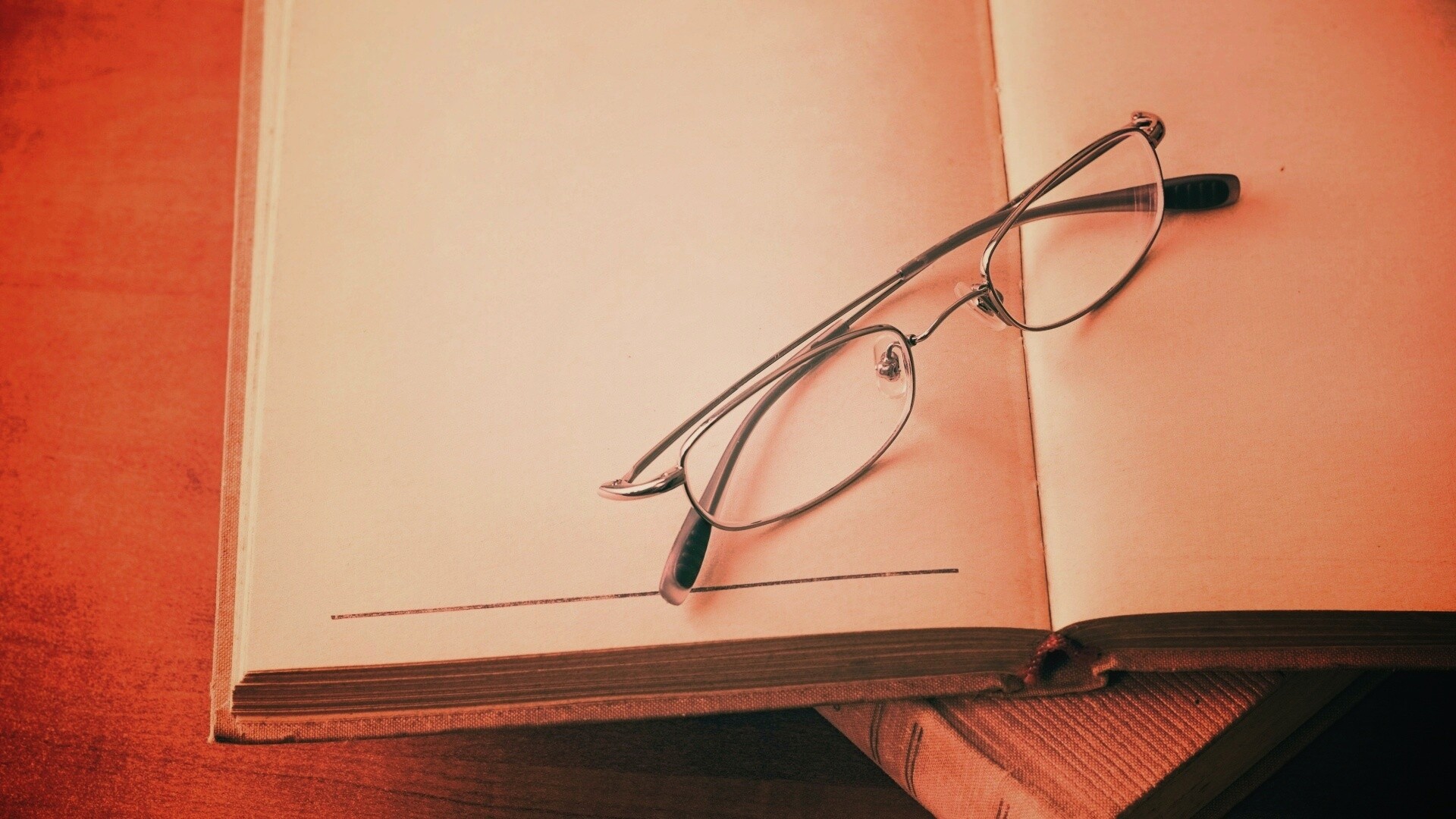 Очки и блокнот обои
