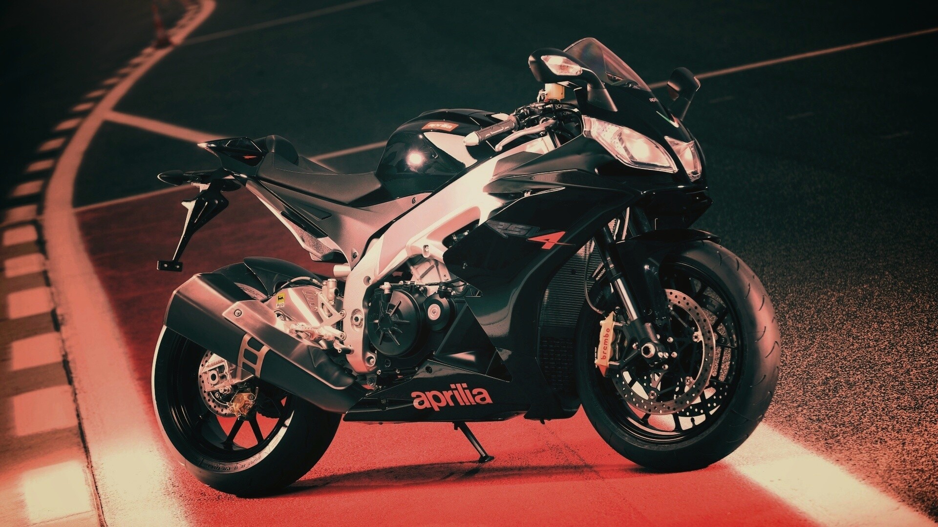 Aprilia на треке обои