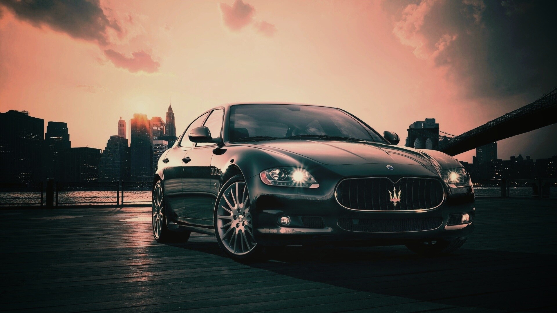 Черная мазерати на пирсе обои