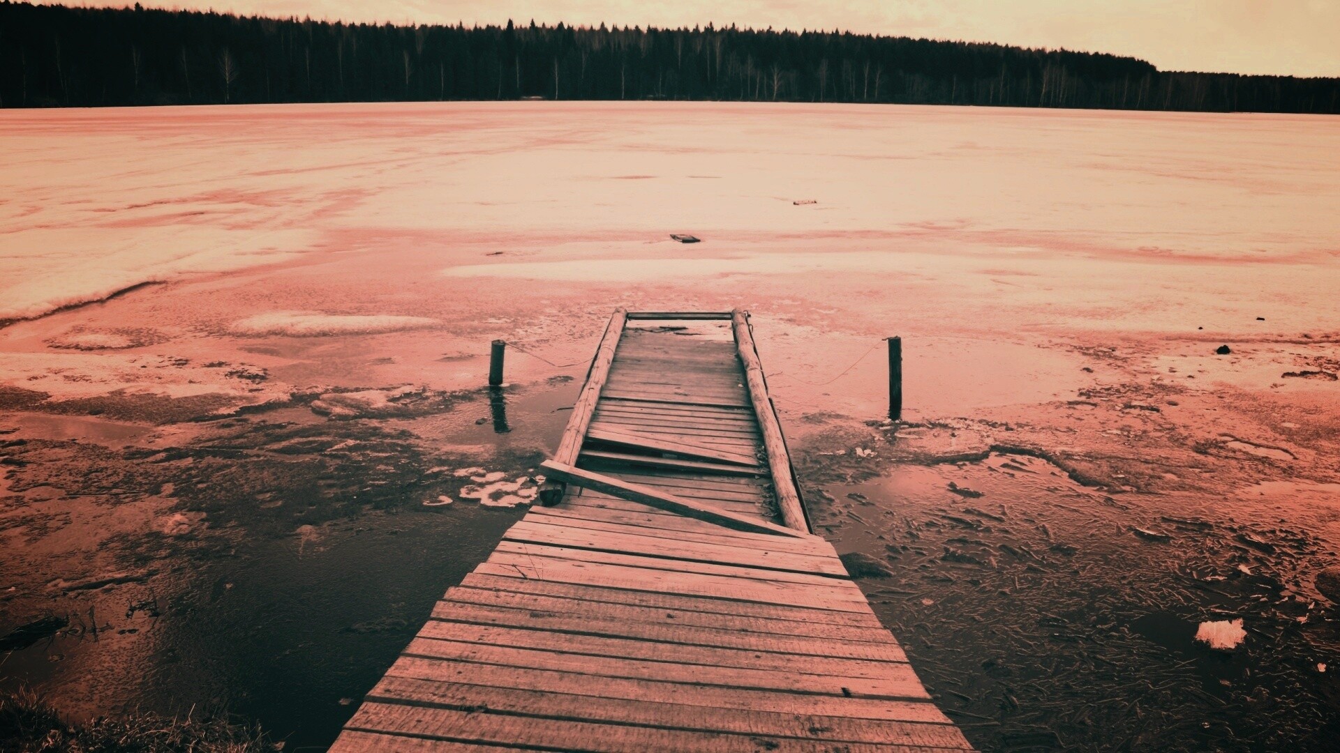 Пирс на замерзшем озере обои