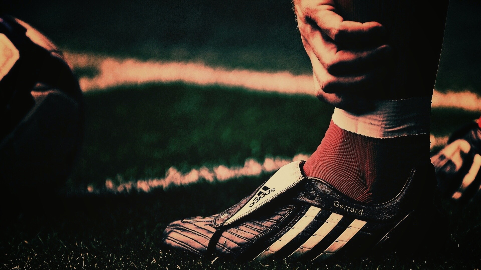 Левая нога футболиста в бутсе обои