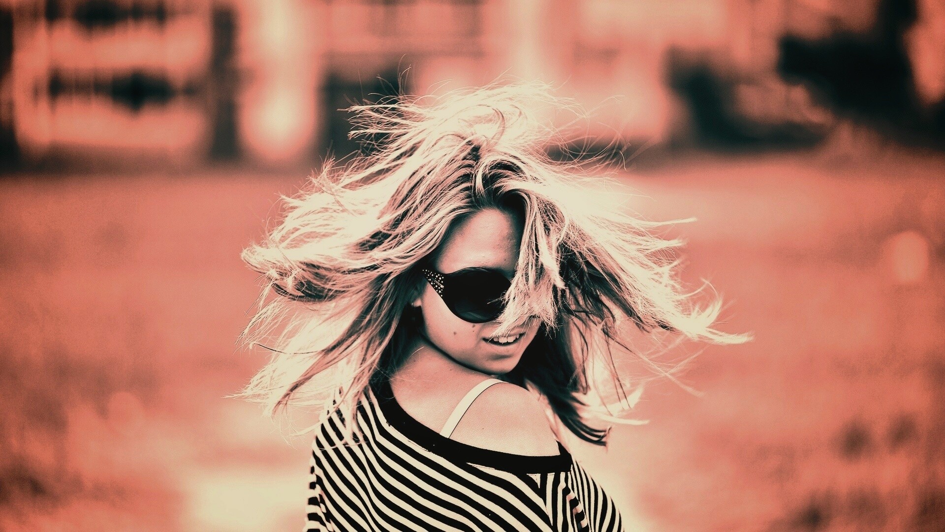 Девушка в тельняшке обои