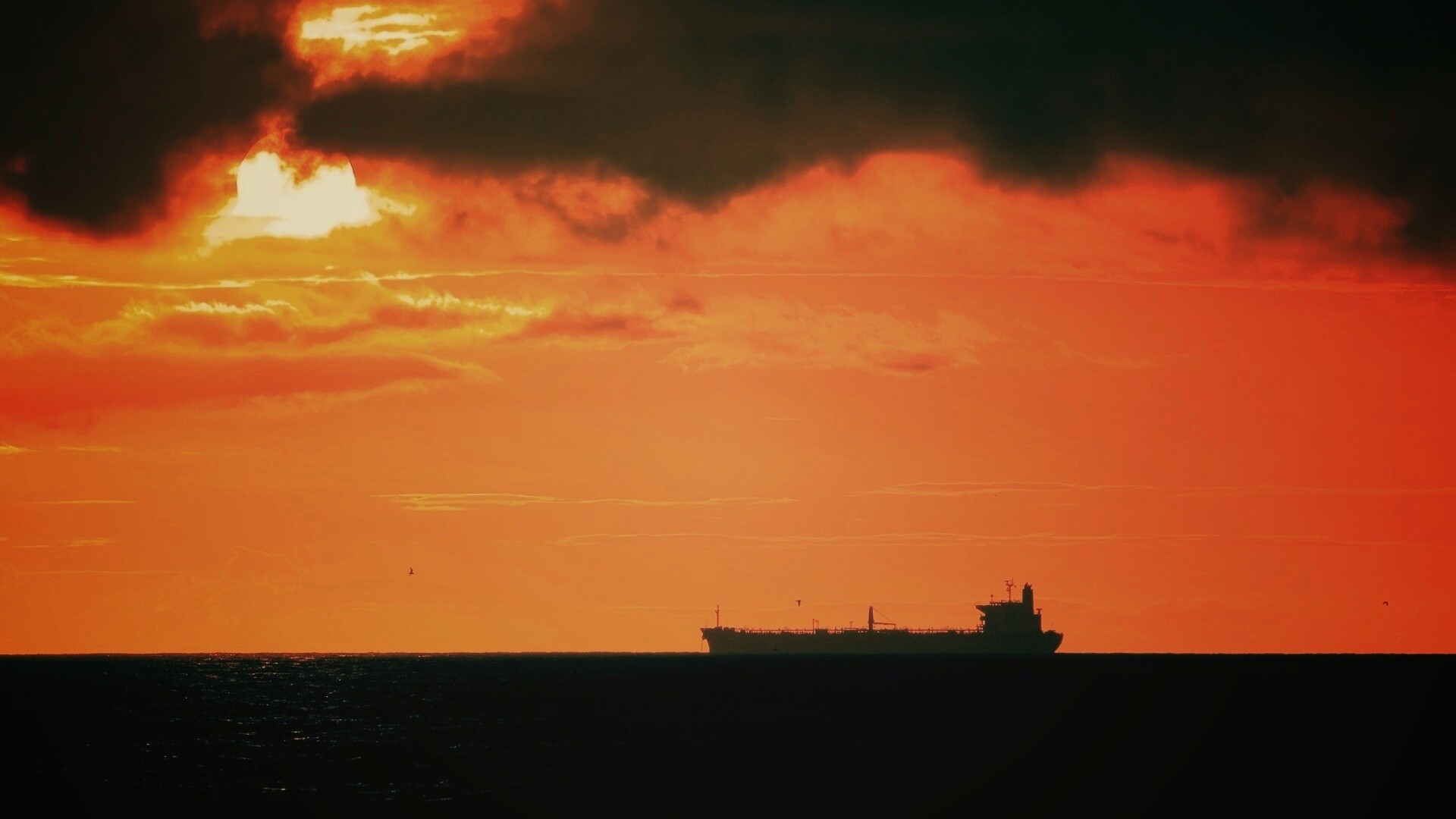 Баржа на закате обои