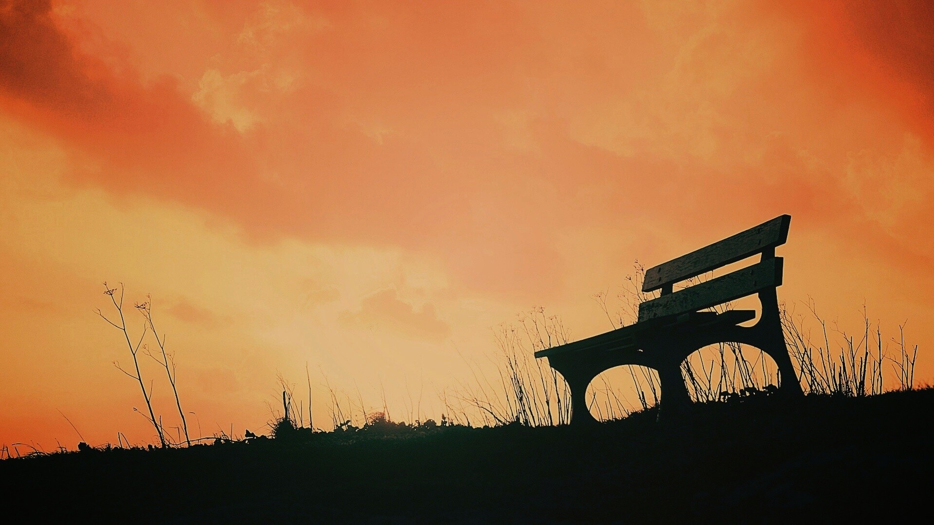 Силуэт скамейки на фоне неба обои