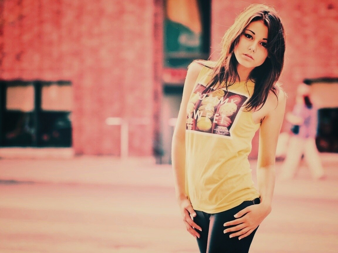 Молодая девушка в городе обои