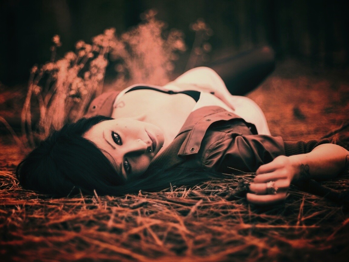 Лежащая на траве обои