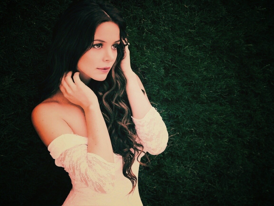 В белом платье обои