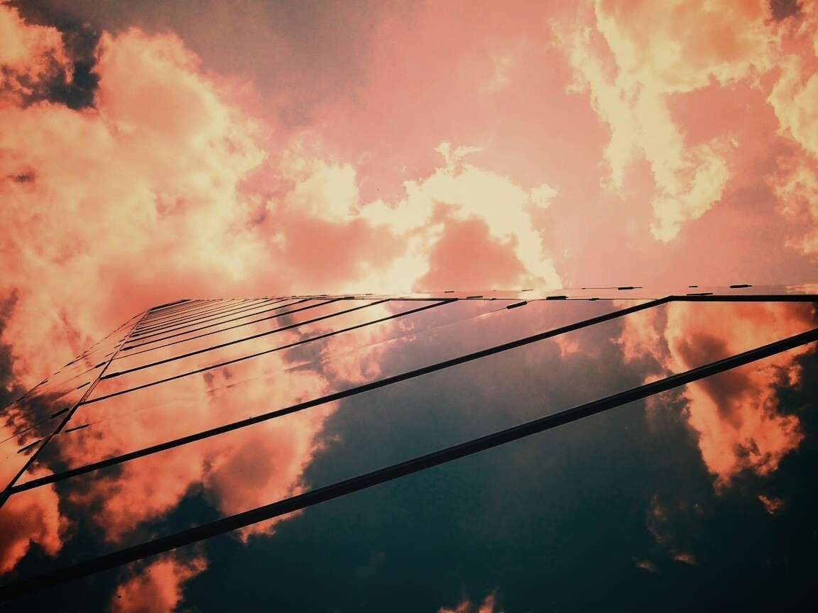 Стеклянный небоскреб уходящий в небо обои