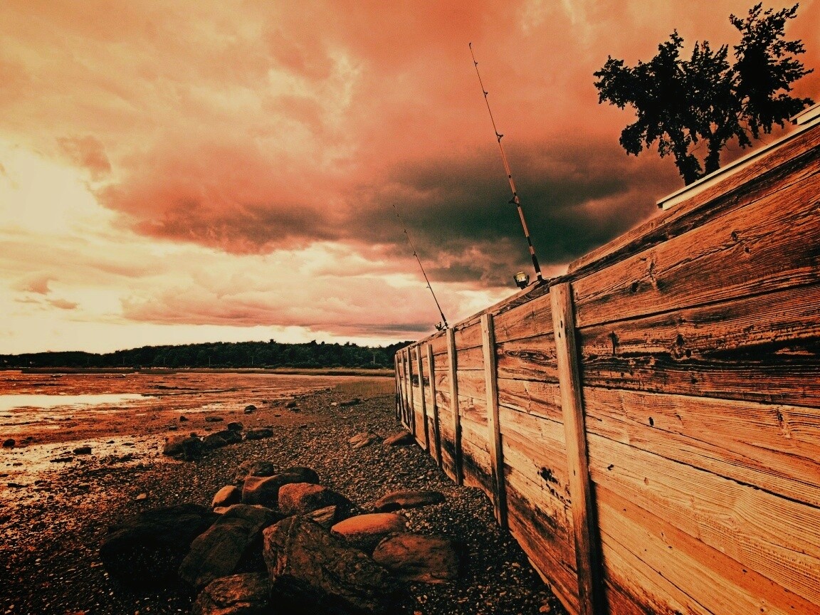 Отлив у деревянной набережной обои