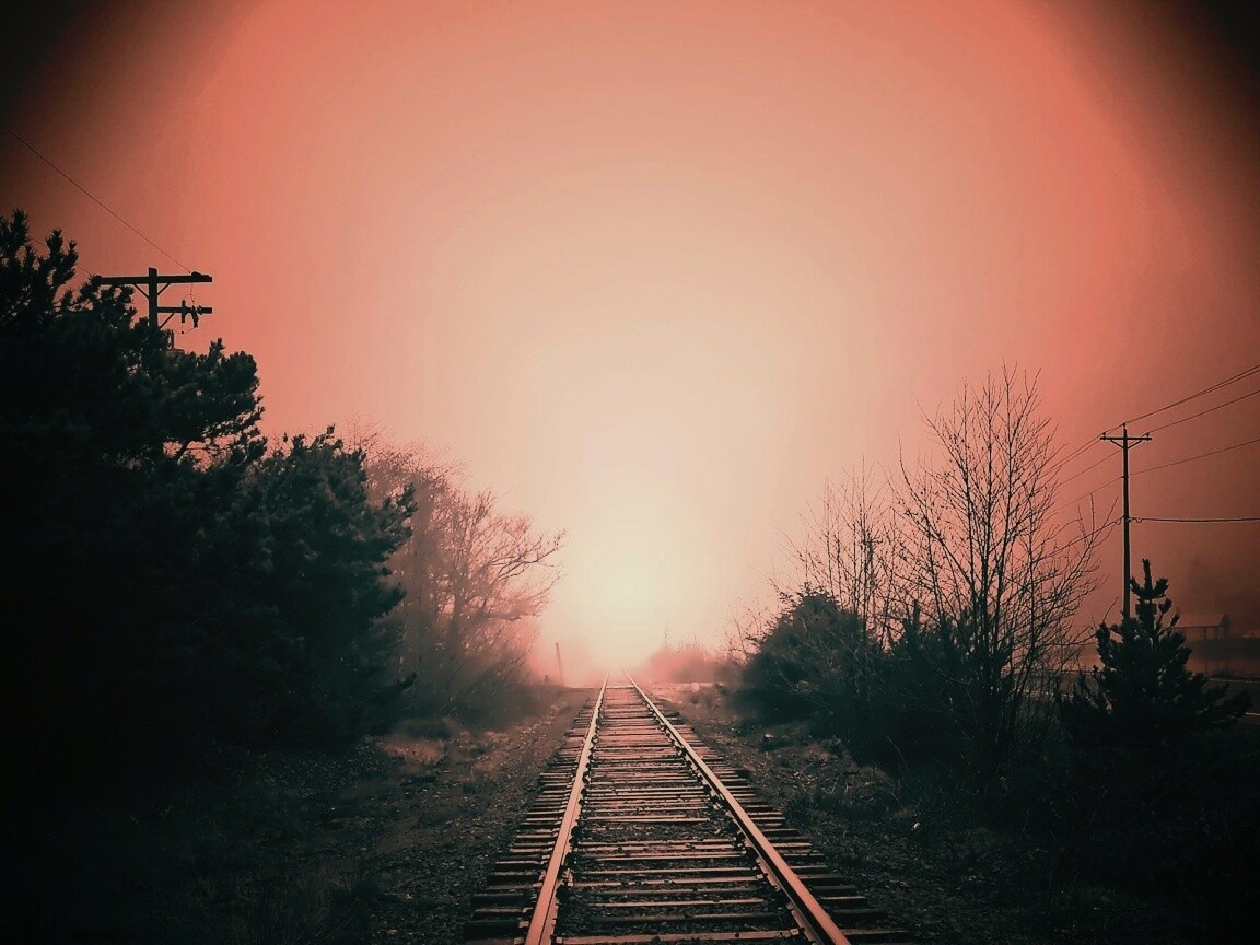 Железная дорога уходит в туман обои