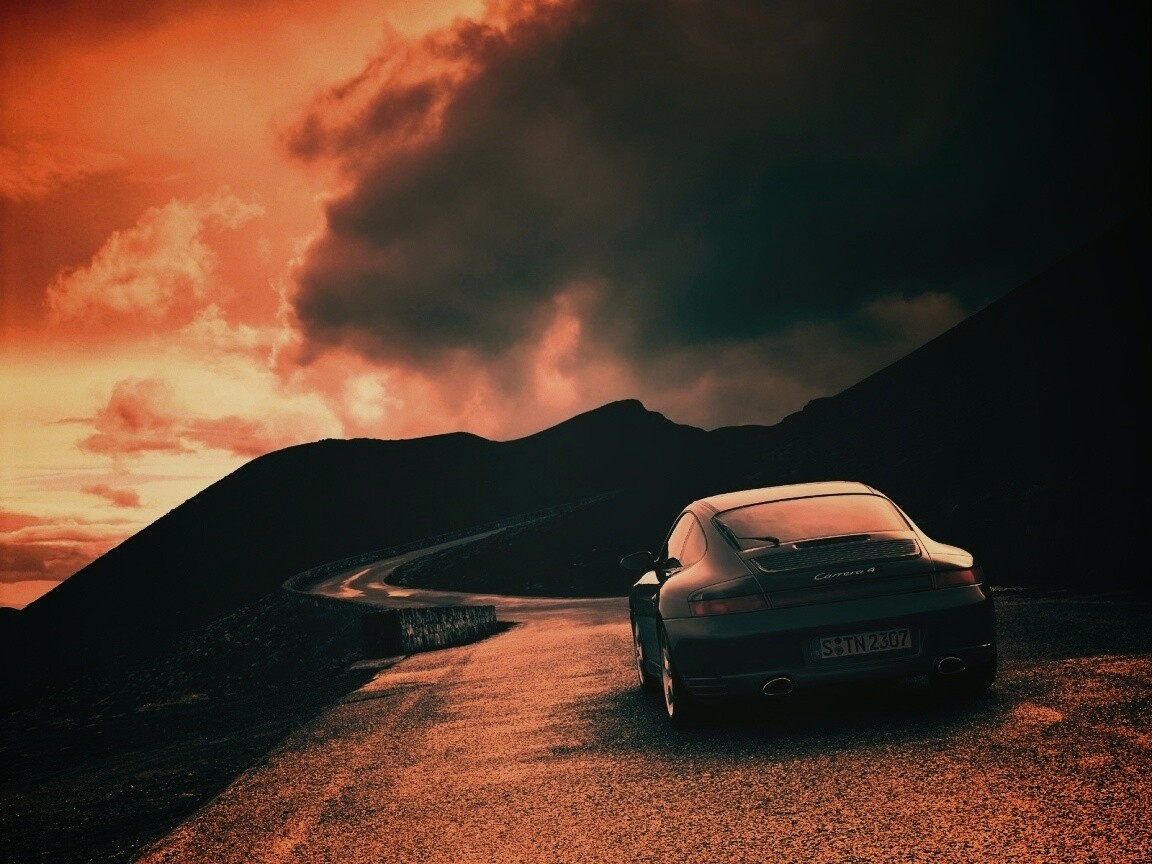 Черный Порше на горной дороге обои
