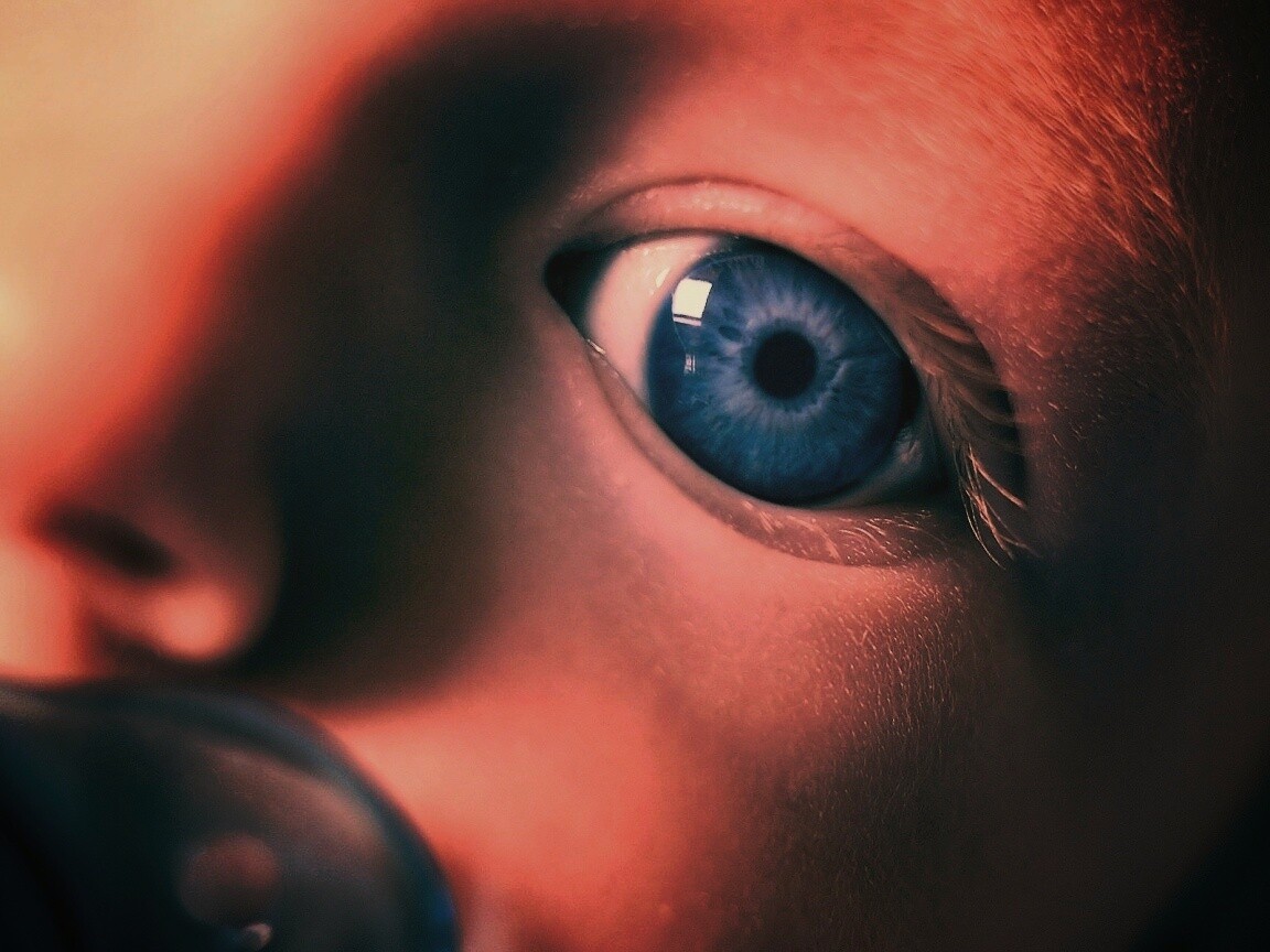 Синий глаз ребенка обои