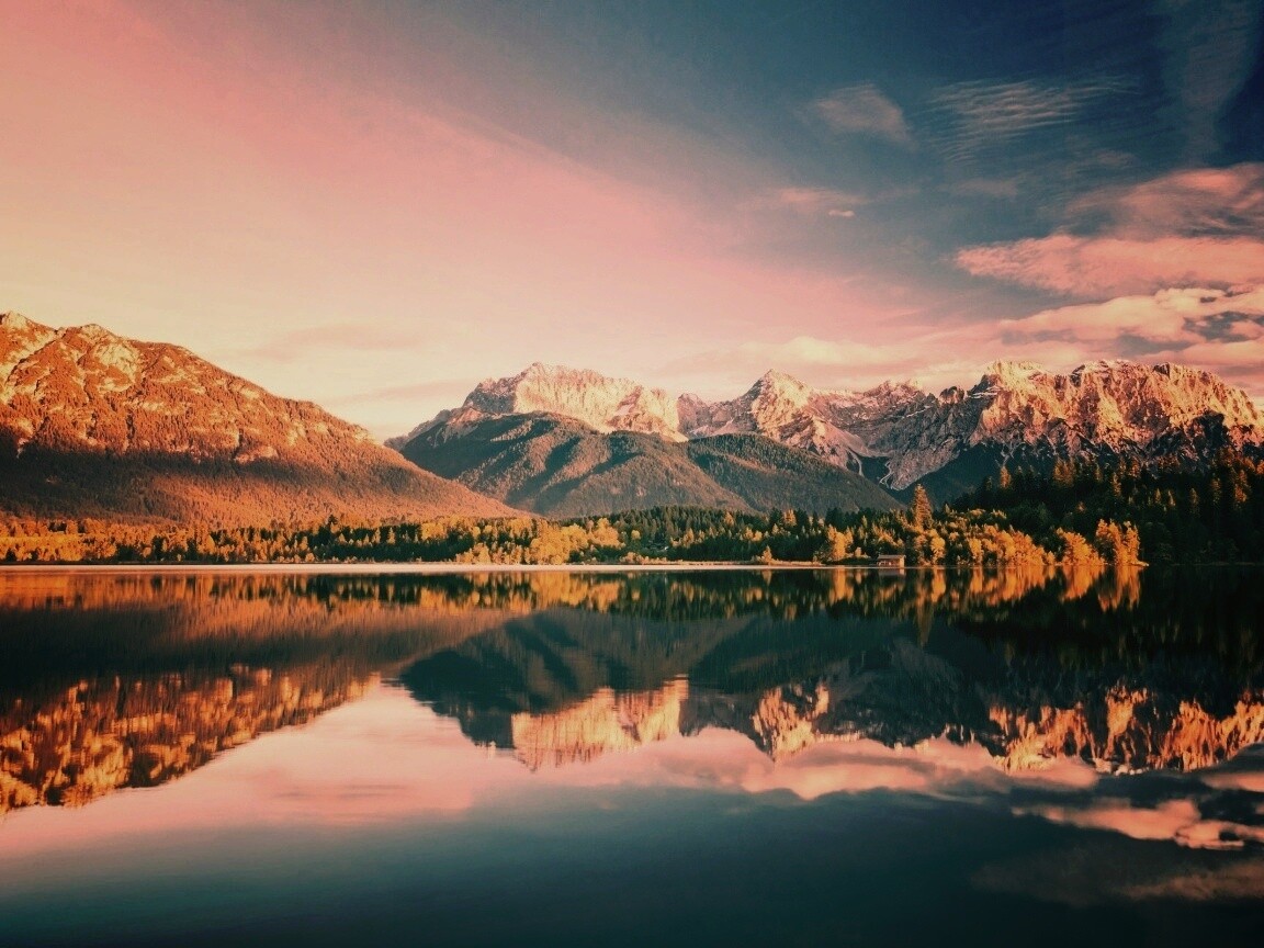 Горы отражаются в озере обои