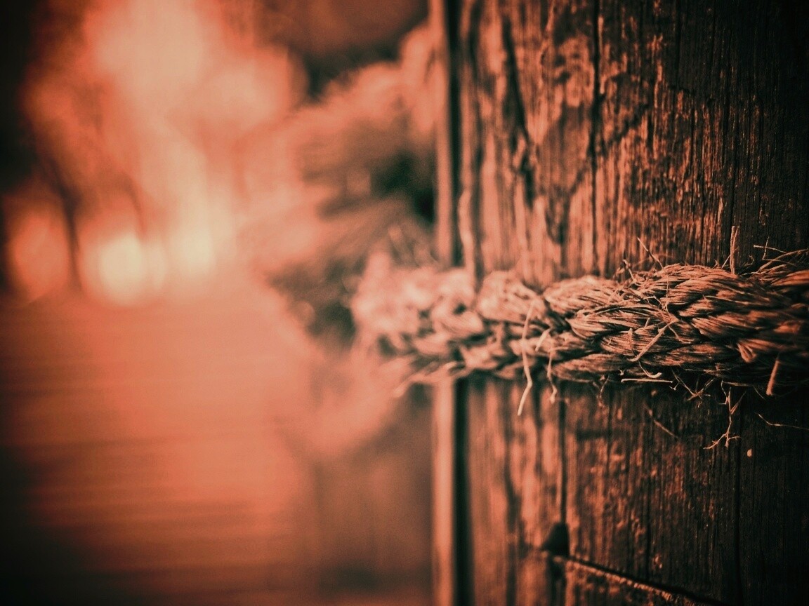 Веревка на деревянном столбе обои