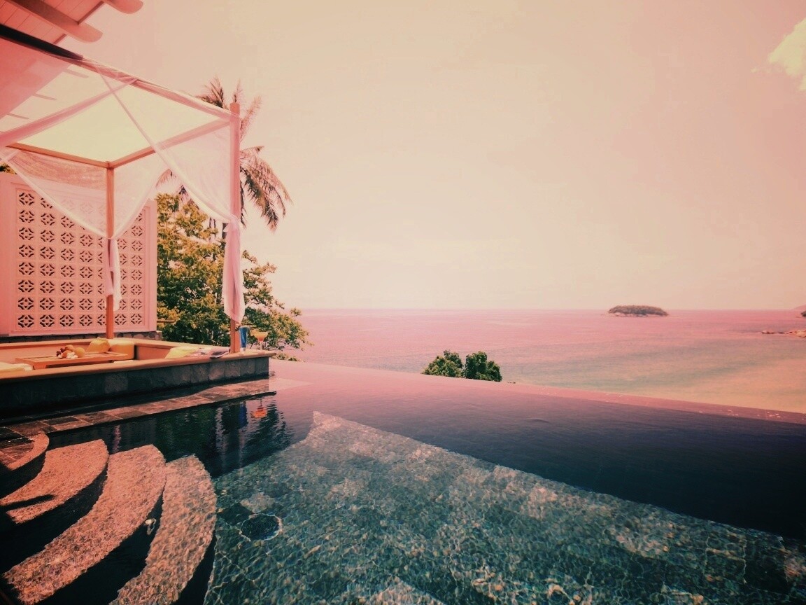 Бассейн на берегу моря обои