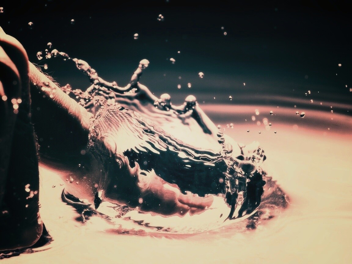 Палец в воде обои