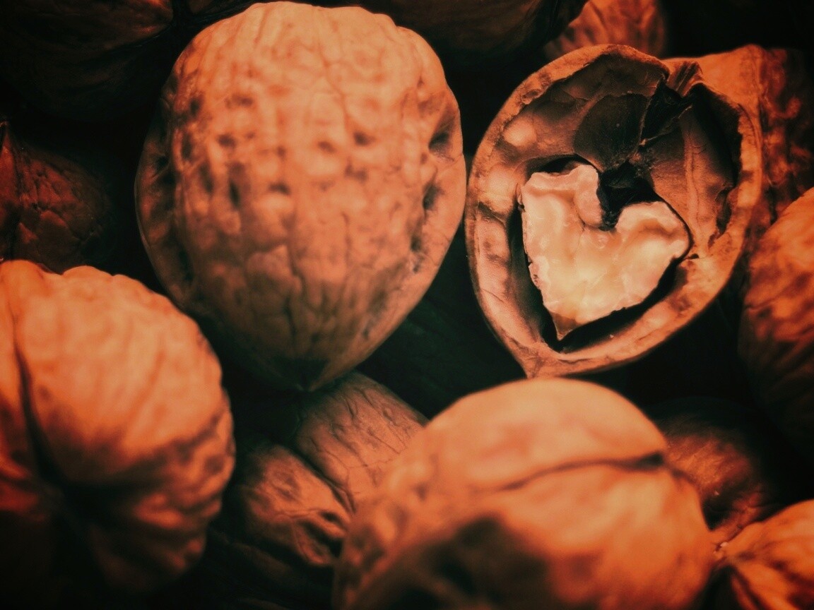 Расколотый орех обои