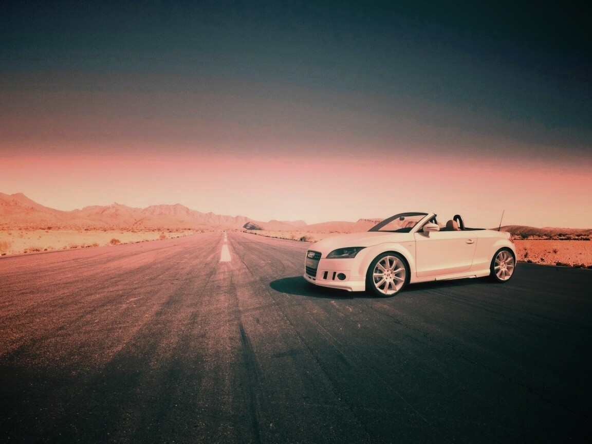 Кабриолет Ауди на пустынной дорге обои