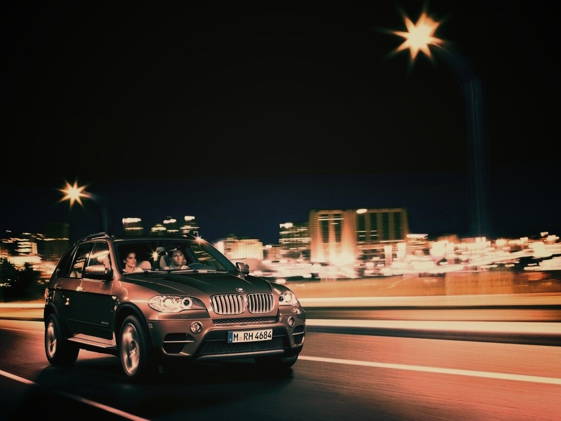 Пара в BMW X5 обои