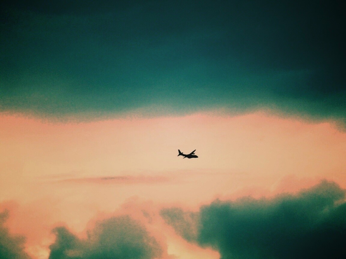 Самолет в небе обои