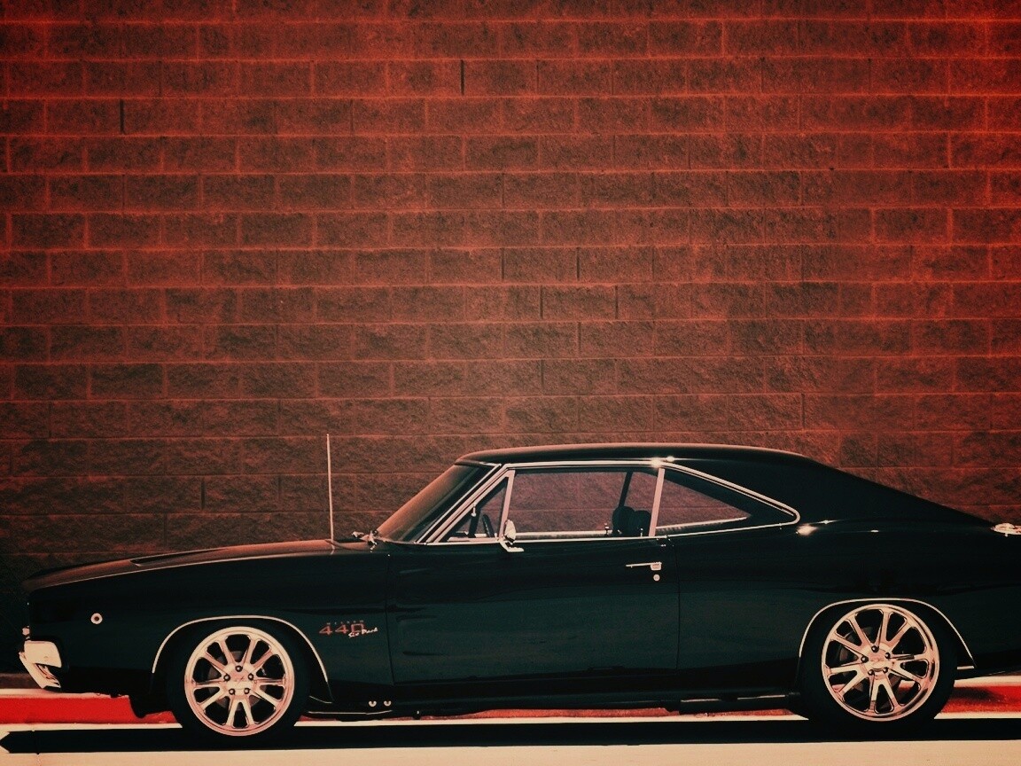 Черный Додж у стены обои