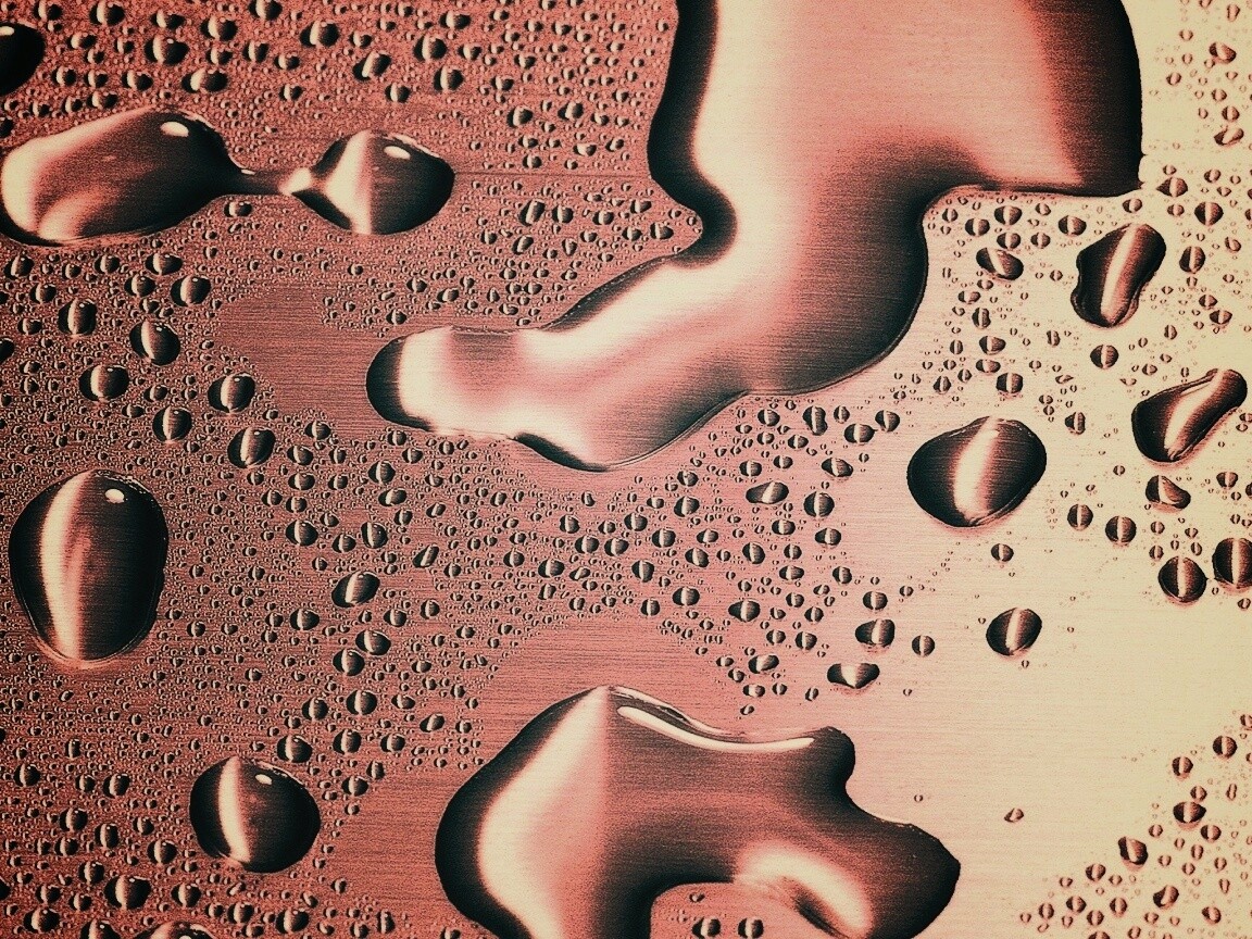 Вода на металлической поверхности обои