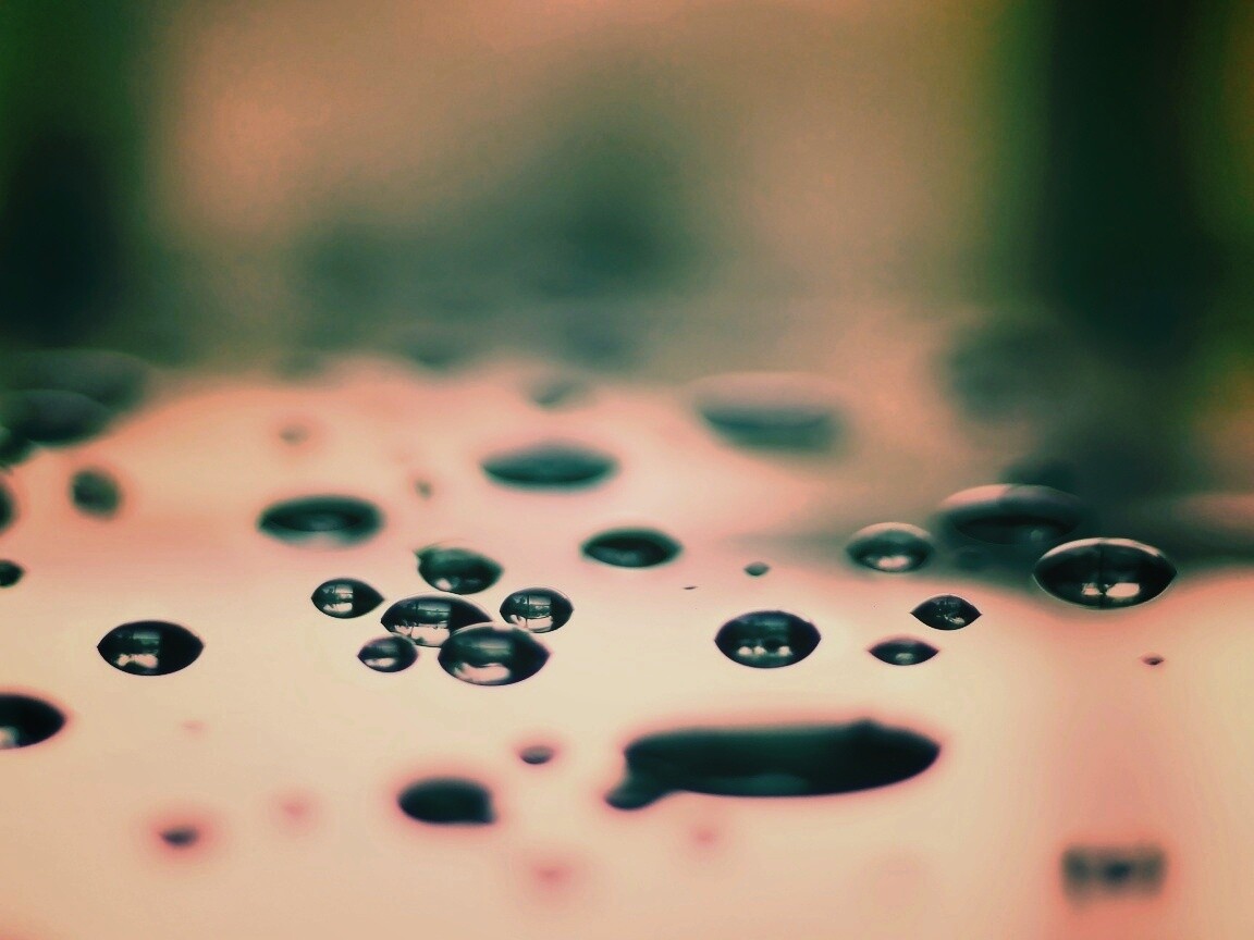 Темные капли на зеркальнйо поверхности обои