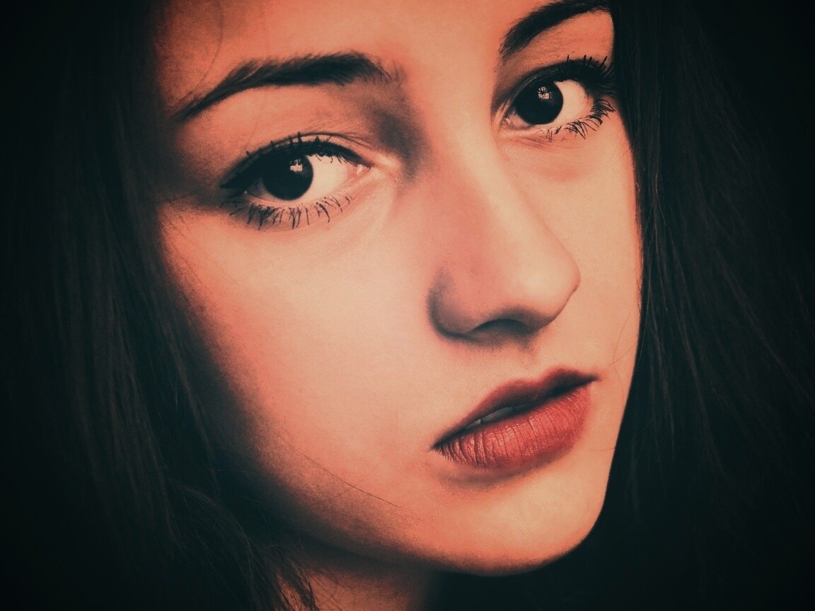 Брюнетка с ярким макияжем и печальным лицом обои