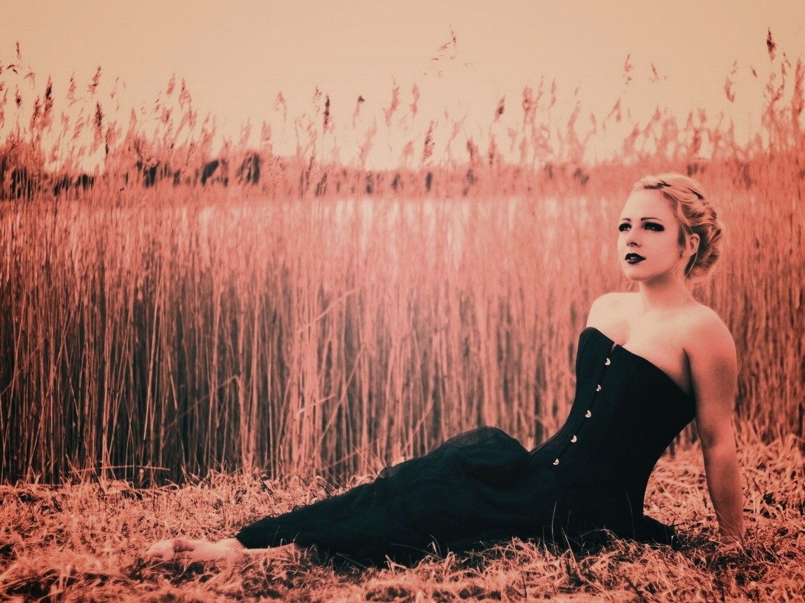 Девушка на траве в черном корсете обои