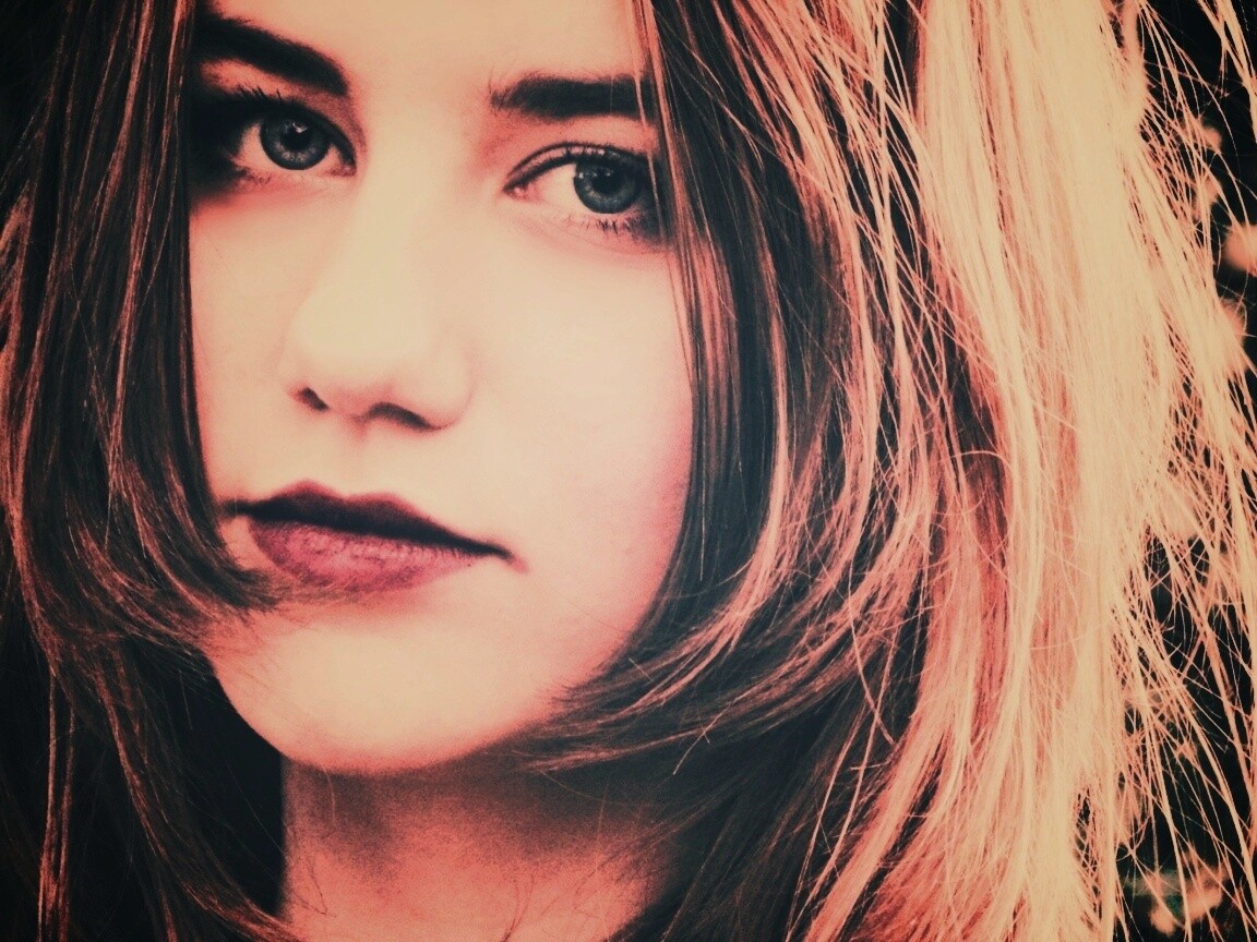 Взгляд голубоглазой девушки обои