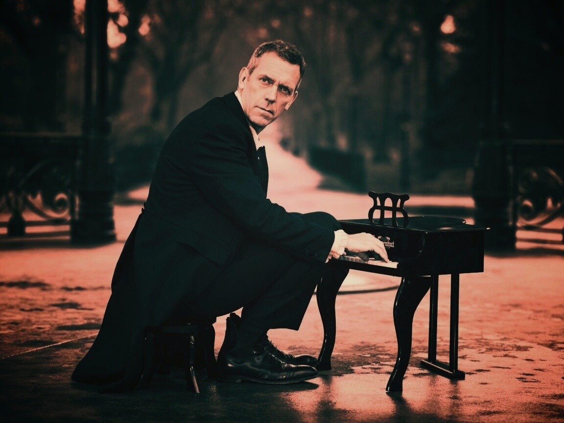 Хью Лори за маленьким роялем обои