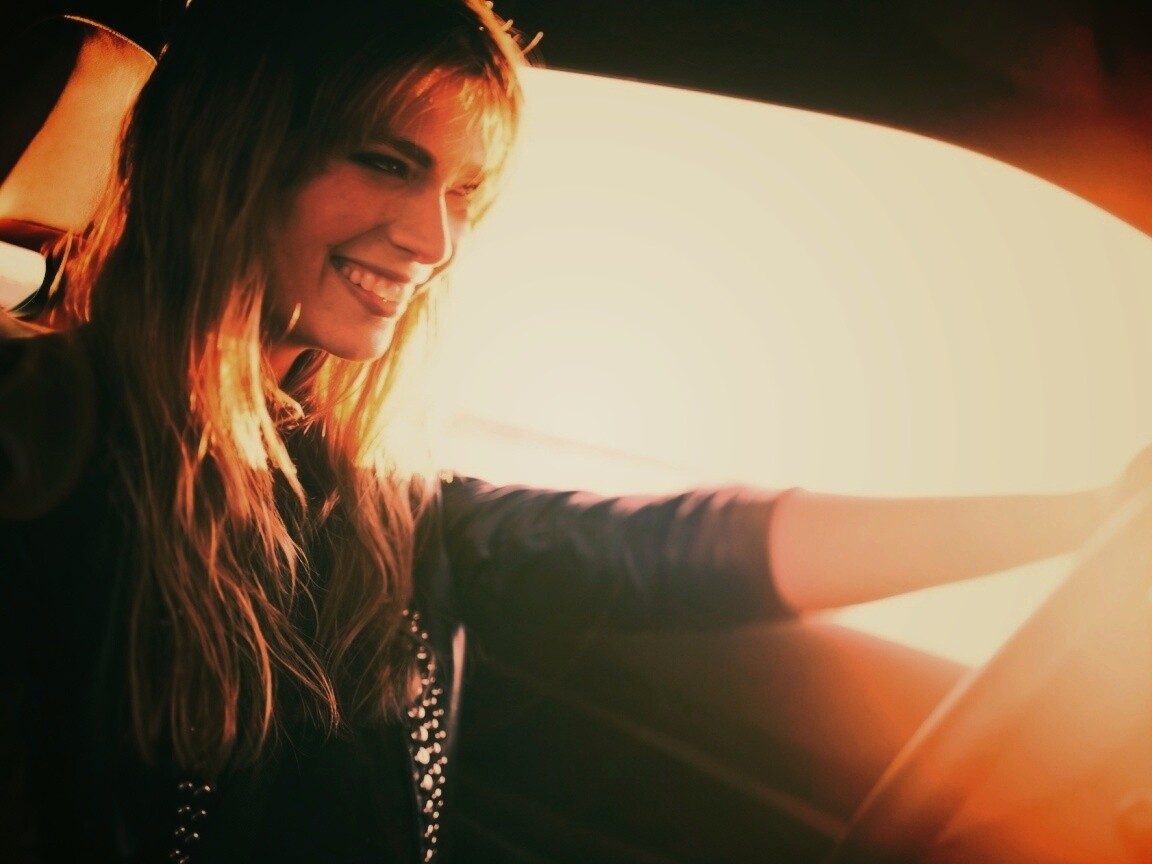 Девушка за рулем автомобиля обои