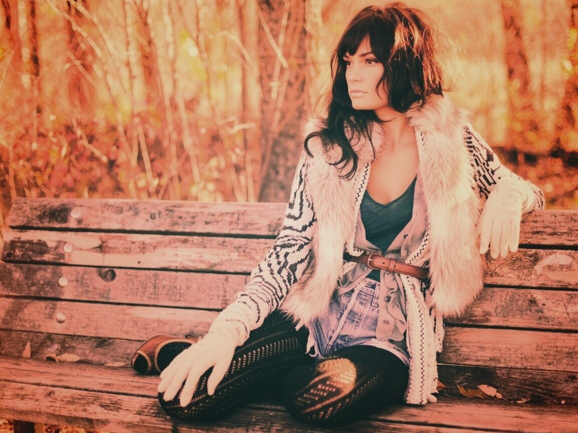 Красивая девушка сидит на скамейке обои