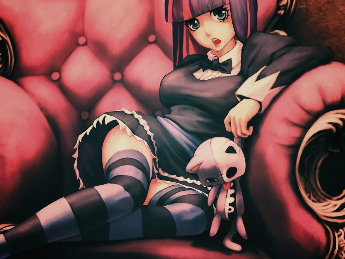 Девочка с куклой котенка обои