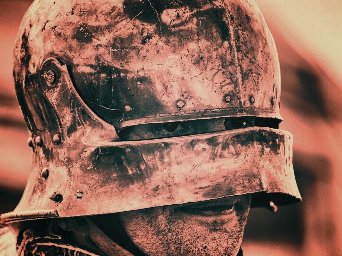 Человек в доспехах обои